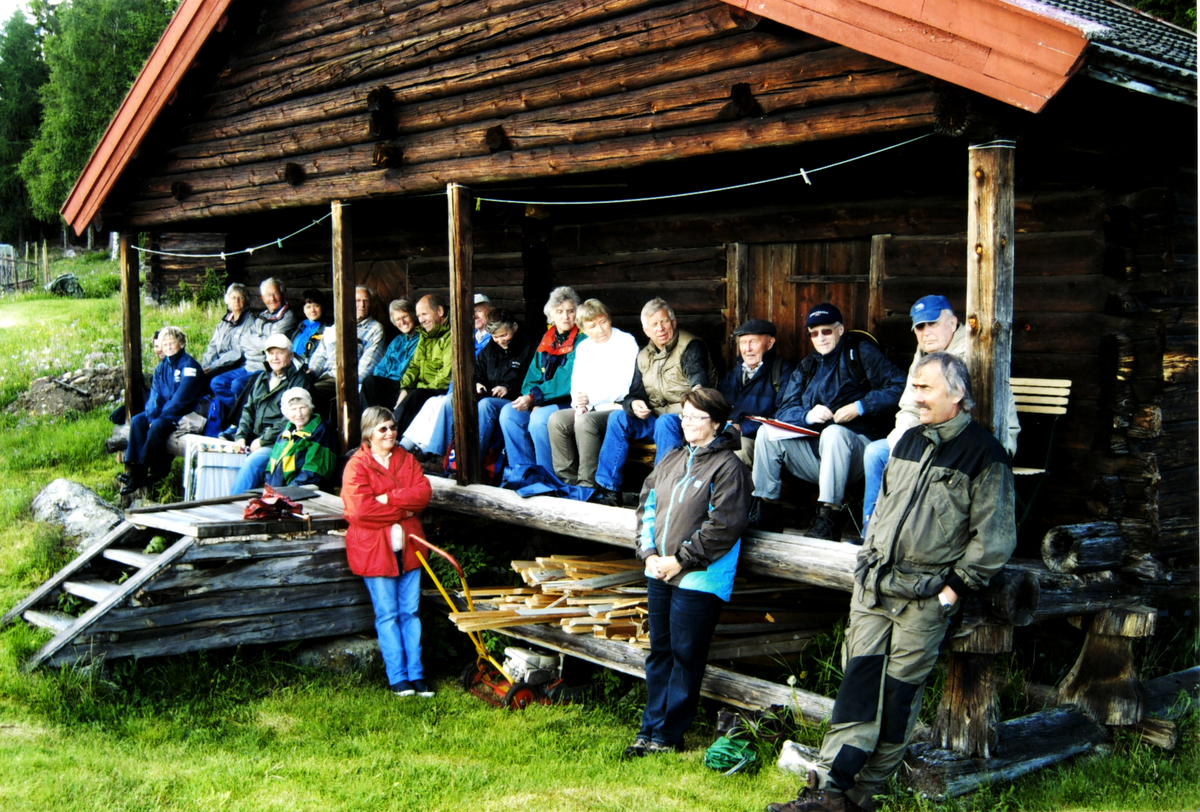 Historielagsmedlemer har kaffepause foran stabburet på Garneåshaugen under sommermøte 2008
