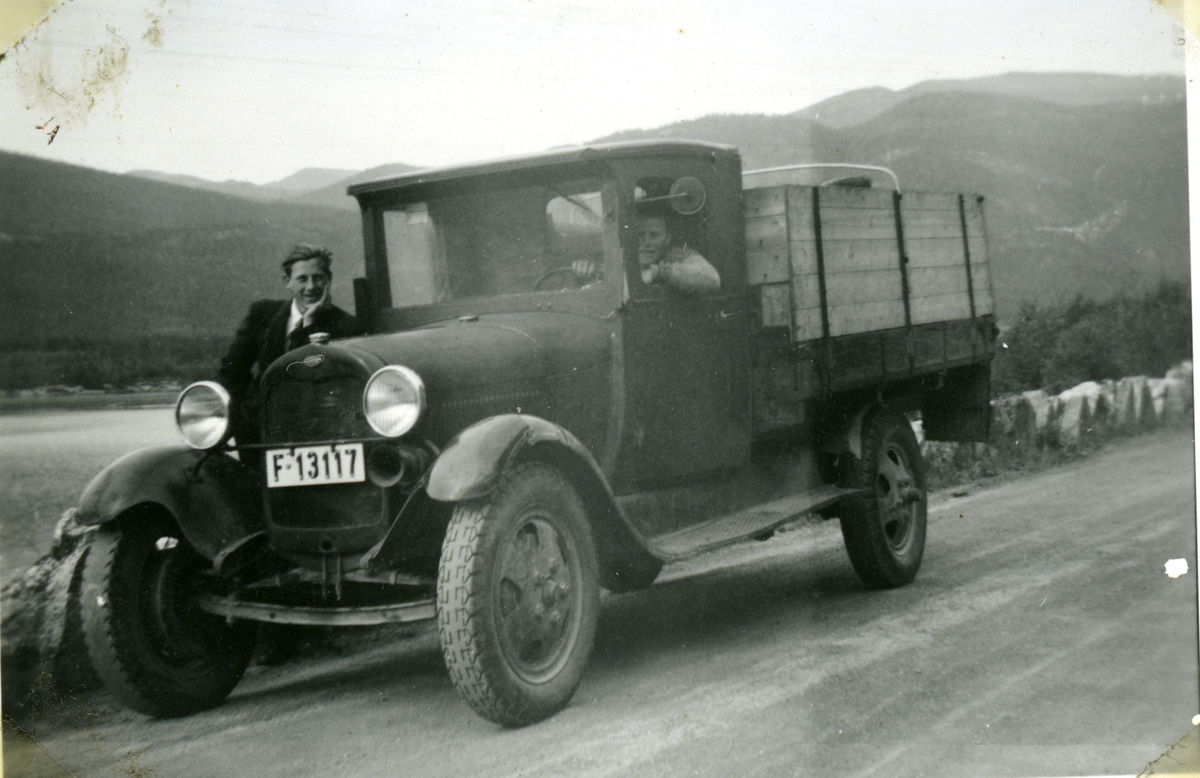 Lastebil på tur til Oslo ved Krøderen, sjåfør Nils Stuveseth. Ola Håkonsrud t.v. Ford AA-mod, Ca. 1930 mod. Turen tok 6 - 7 timer.
