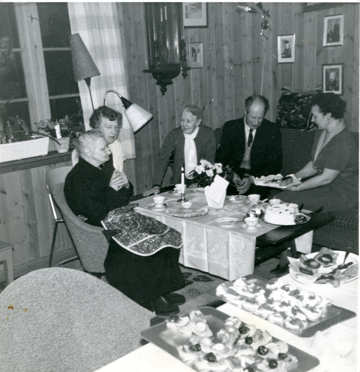 Gruppe Margit Dokken, Gudrun Dokken, Borghild Endresplass, Gudbrand ...