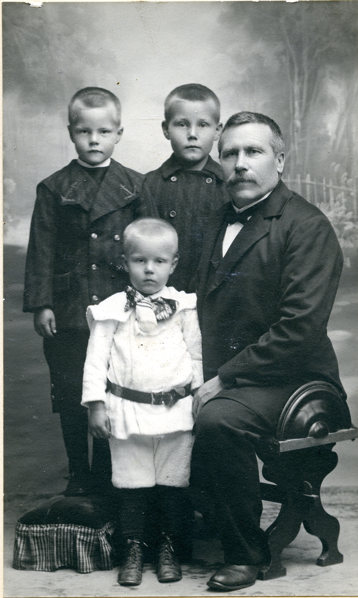 Portrett  av Hans H. Lie med sine 3 sønner.
