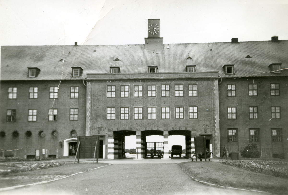 Bygningen Kingsway Barracks. Porten sett fra innsiden.
