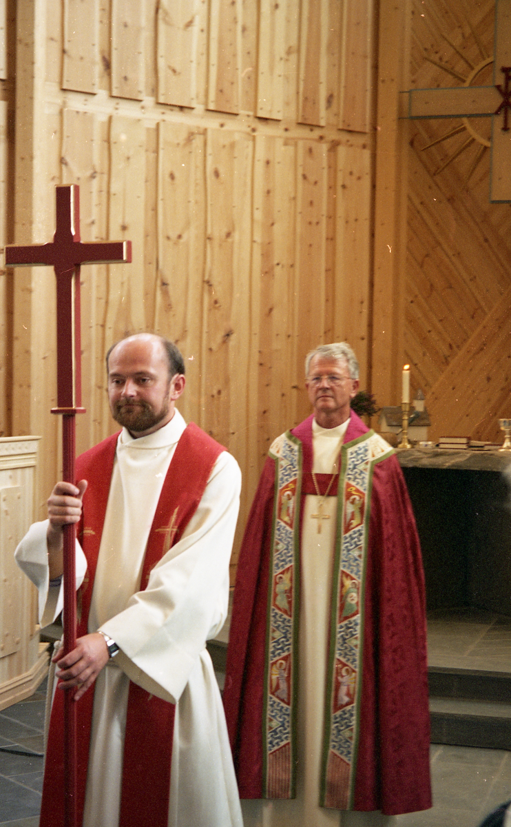 Kirke
Nes fjellkirke. Vigsling 16. august 1994. F.v. res. kap. William Bøhler, biskop Sigurd Osberg.
