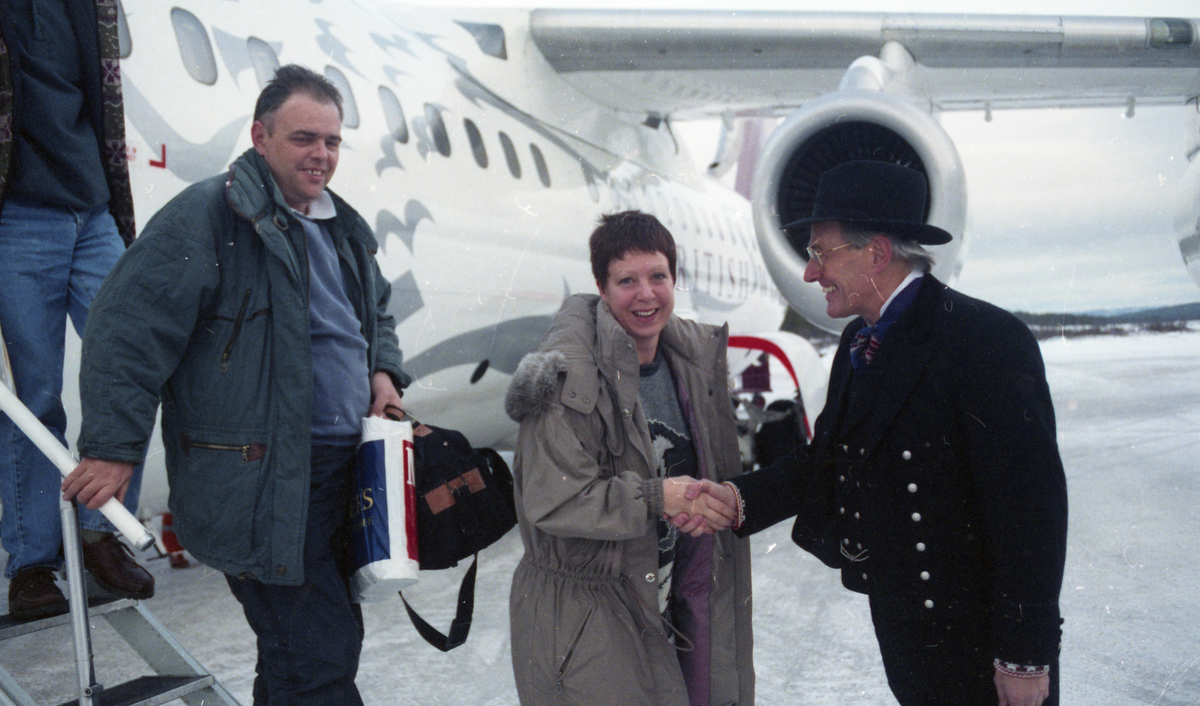 Chartertrafikk
Engelske turister ankommer Dagali lufthavn. Ordfører Arne Skogheim ønsker velkommen.
