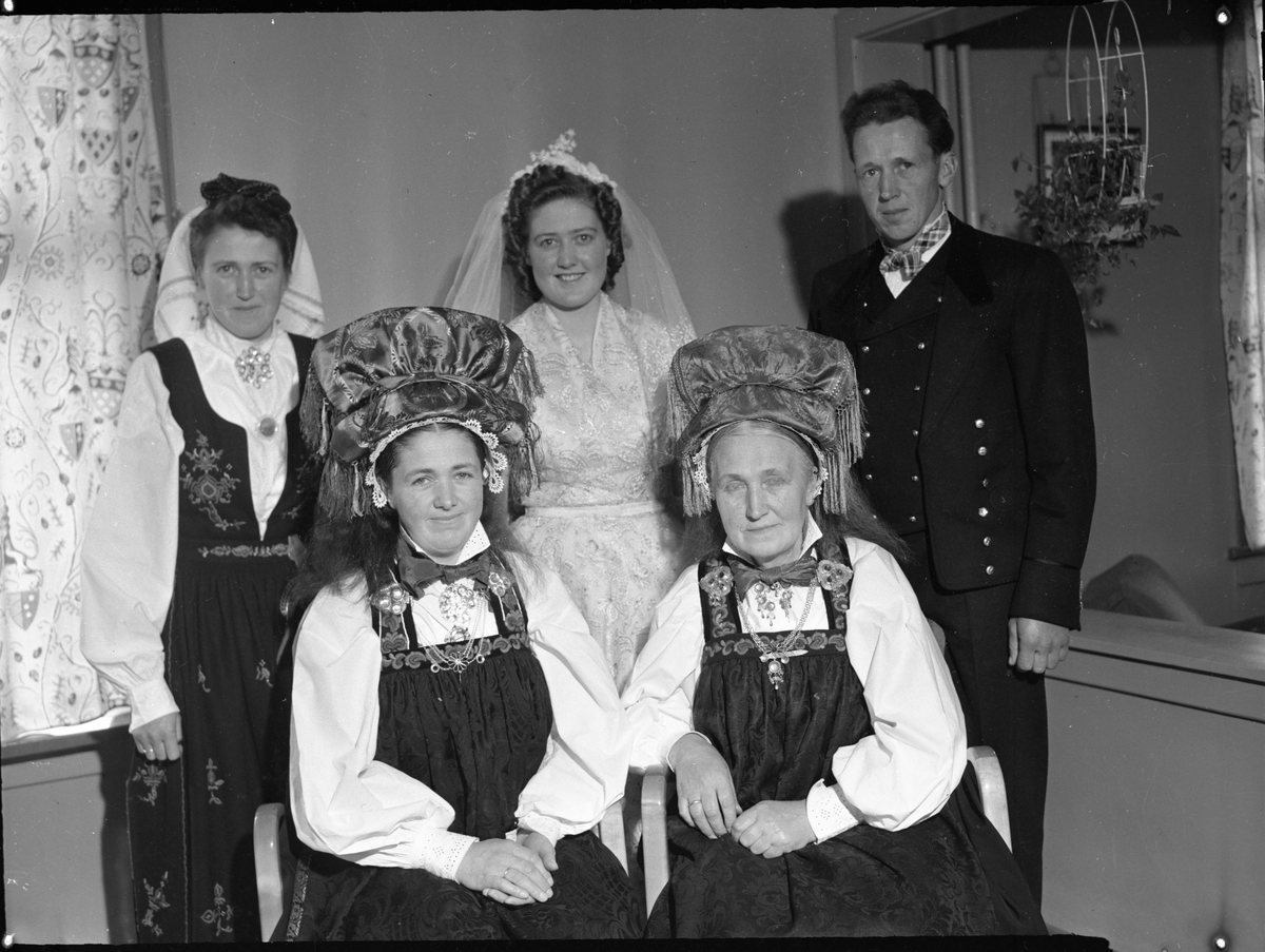Bryllup, Olga og Endre Bråten
Familen til Olga, F. Laae
