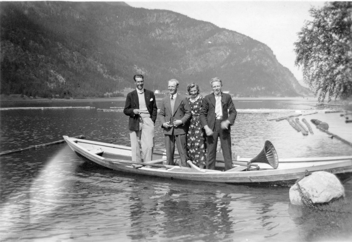 Båt
Rotur i Hallingdalselva ved Liodden.
Til v, Jørgen Johansen, Oskar Bentehaugen, Ragnhild Johansen f, Bentehaugen og Ole Bentehaugen.
