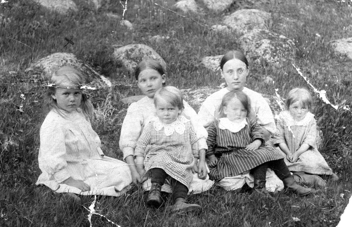 Gruppe
Fra v Marie, Klara, Olava, Magnhild, Margrete Eidal og Arnhild.
