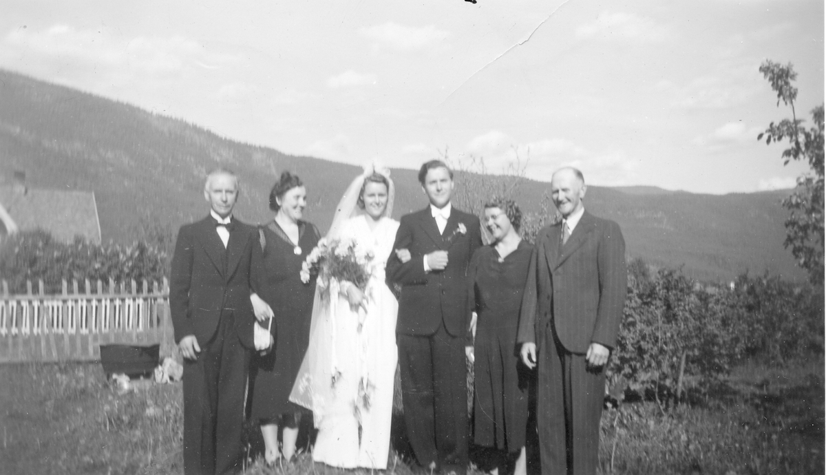 Bryllup i Jorde.Brudeoaret Margit og Henry Madsen. Fra v. Henrik og Kristine Madsen. t. h.: Klara og Ragnvald Jorde.
