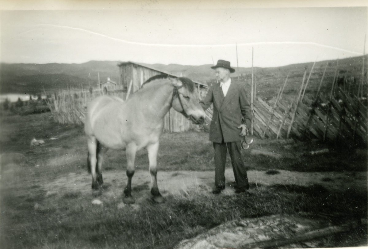 Mann med hest
Kristian Langslet og Blakken ved Olfisken
