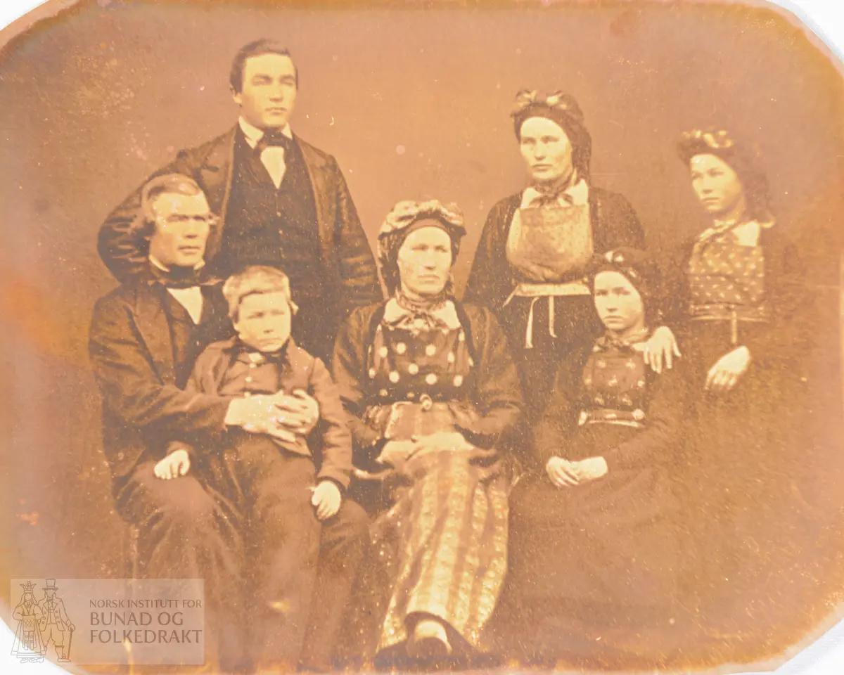 Bilde, fotografi. Kvinne og mann med fem barn, 
Sveinung og Anne Lofthus sin huslyd ca. 1860.
