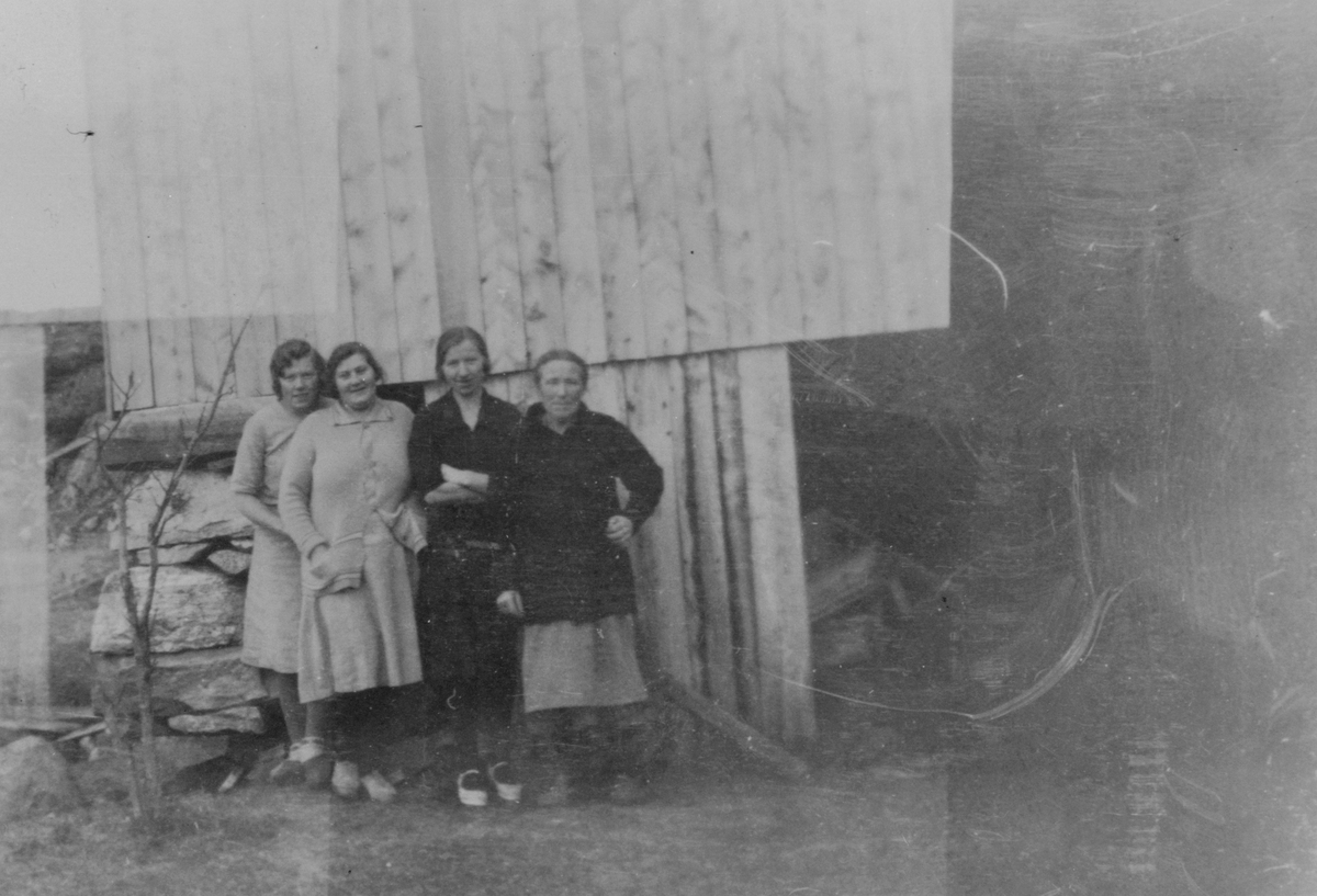 En liten gruppe kvinner samlet ved kokeriet på Hestnes Hvalstasjon på Melandsjø, Hitra