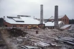 Utenfor den nedlagte papirfabrikken på Klevfos, Ådalsbruk i 