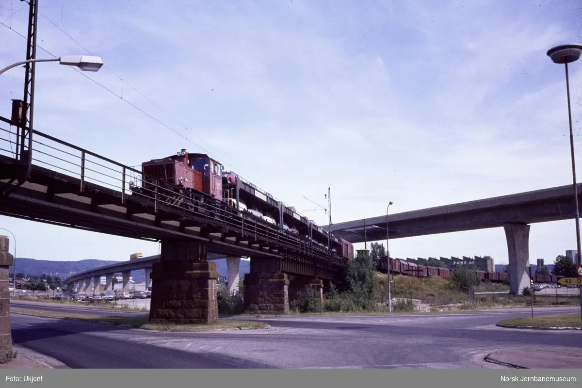 Skiftetraktor litra Skd 224 med godsvogner på industrisporet til Holmen i Drammen