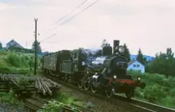Damplokomotiv 21b 225 med veterantog på Roa stasjon