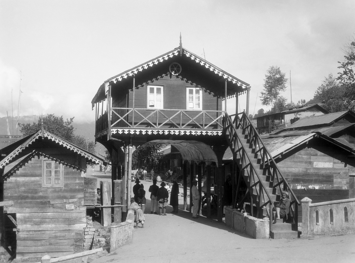 Byporten i Gangtok, Sikkims hovedstad. Fotografi tatt i forbindelse med Elisabeth Meyers reise til India 1932-33.