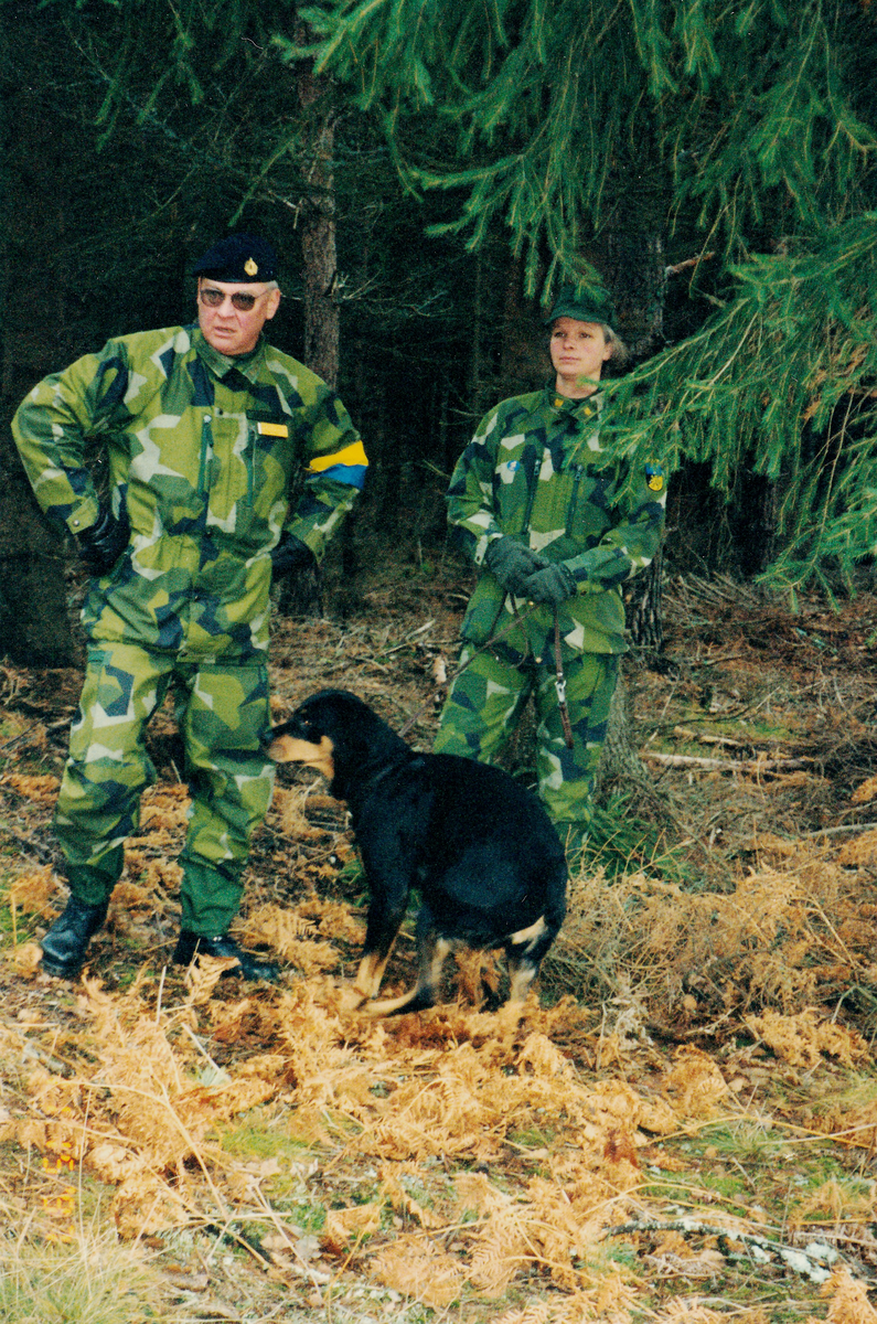 Hundförare i Husaby. Hemvärns-KFÖ i Skaraborg på Kinnekulle, november 1997
