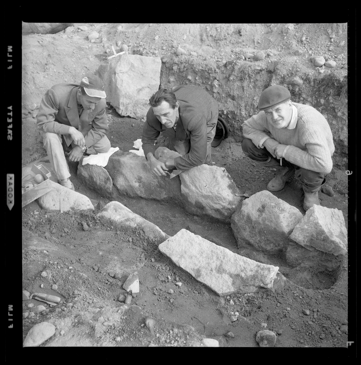 Svedvi sn Rallsta RAÄ 16 Arkeologisk undersökning utförd av Vlm / Henry Simonsson 1960-61.

Man från utgrävningen av stenkistan, anläggning 86.