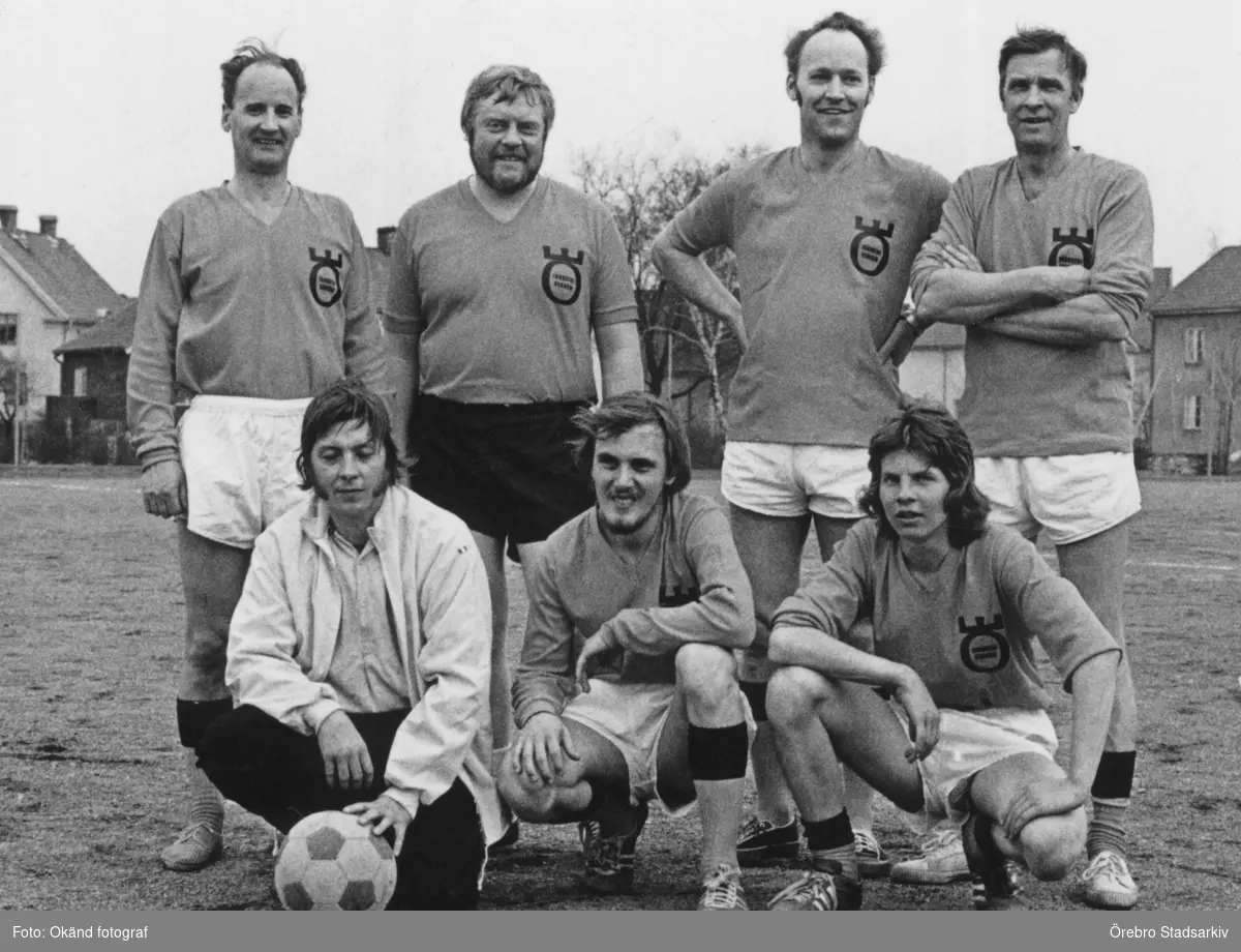Fotbollslag

Stående från vänster: Lennart Franzen, Lennart Zetterqvist, Sven Vänggren, Per Olov Andersson. Främre raden från vänster: okänd, Bertil Lindberg, okänd.