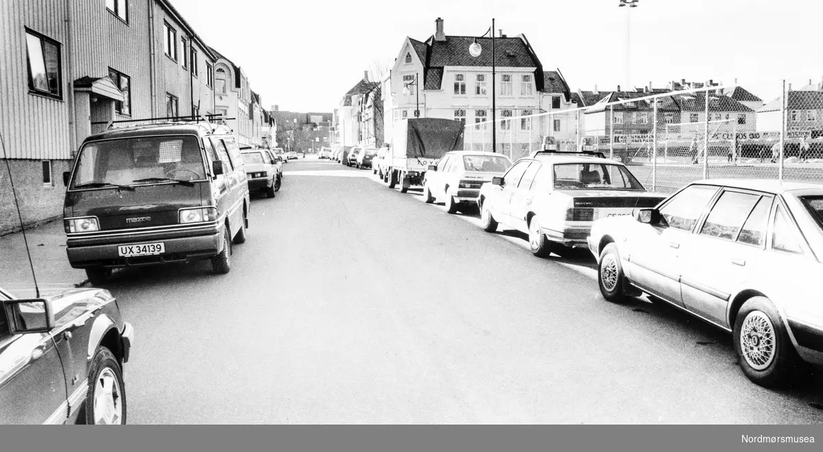 Fulle parkeringsplasser langs Idrettsplassen og Johan P. Clausens gate på Kirklandet i Kristiansund. Bildet er fra avisa Tidens Krav sitt arkiv i tidsrommet 1970-1994.