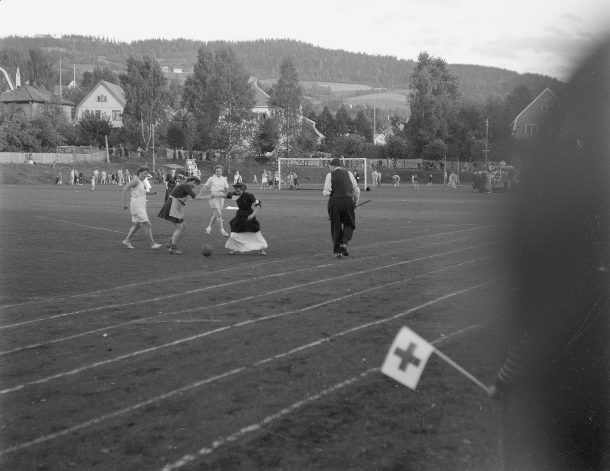 Arrangement på Sportsplassen i Lillehammer. Maskerade med fotball?