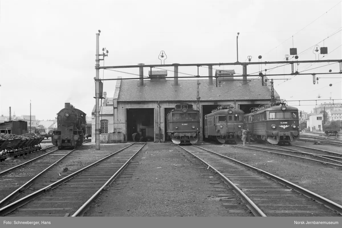 Lokomotiver utenfor lokomotivstallen på Bergen stasjon. Fra venstre damplokomotiv type 33a nr. 300, elektrisk lokomotiv El 9 2062, elektrisk motorvogn Bmeo 65 56 og El 11 2088