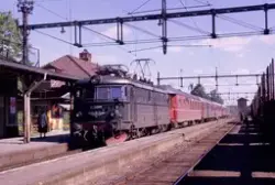 Elektrisk lokomotiv El 11 2098 med ekspresstog fra Stockholm