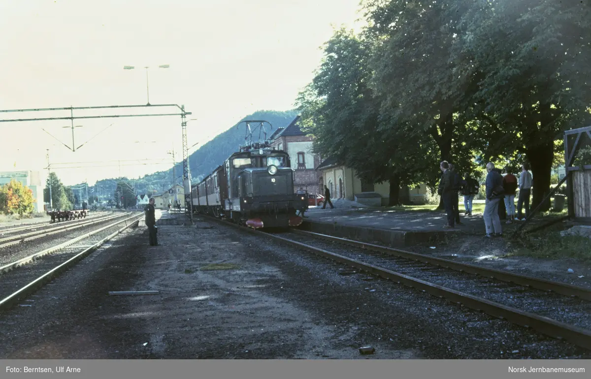 Rjukanbanens elektriske lokomotiv nr. 10 med veterantog for Norsk Jernbaneklubb på Mjøndalen stasjon