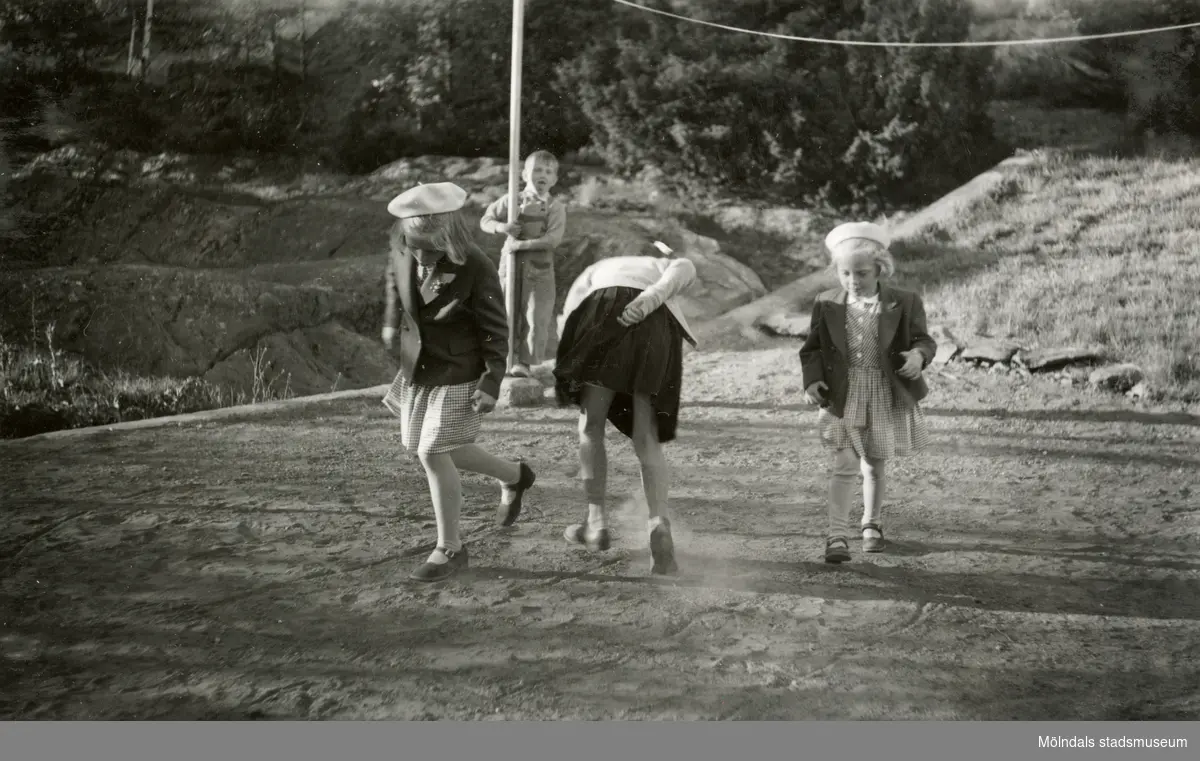På besök hos kusinerna i Rävekärr år 1952. Från vänster: Eva Pettersson (gift Kempe), kusinerna Sören (i bakgrunden) och Lillemor samt Karin Pettersson (gift Hansson). Barnen hoppar hage.