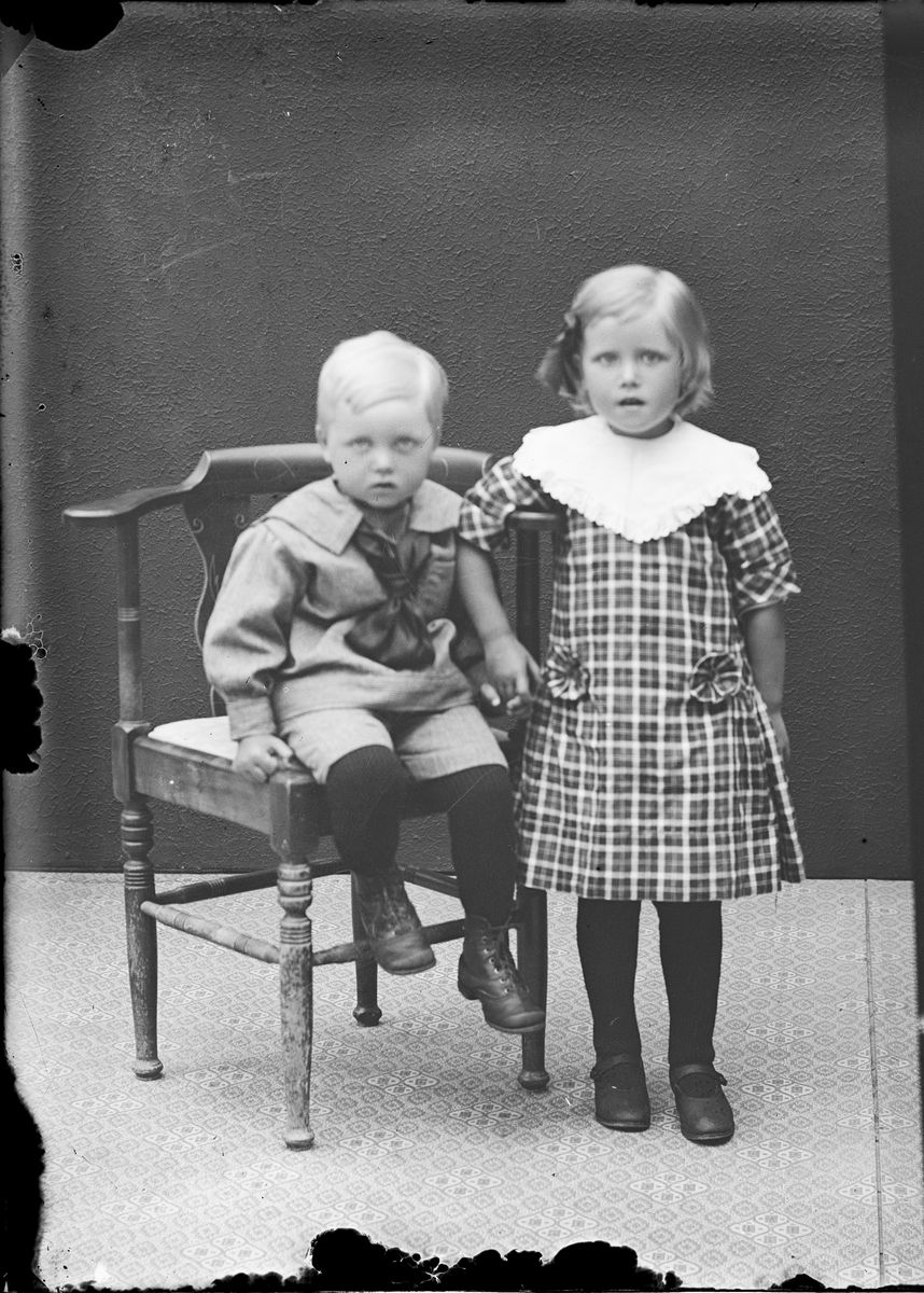 Ateljéporträtt - pojke och flicka, Alunda, Uppland