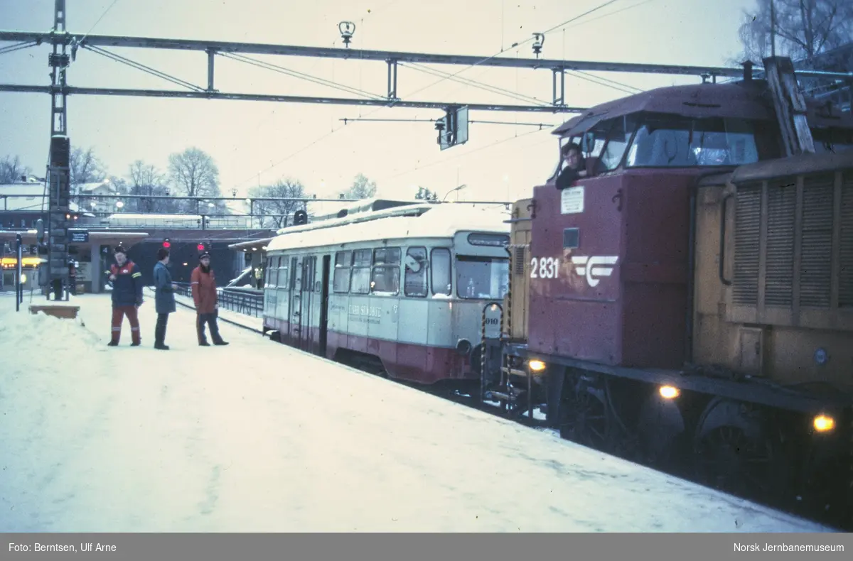 Diesellokomotiv Di 2 831 og Ekebergbanens utrangerte sporvogn nr. 1010 på Asker stasjon