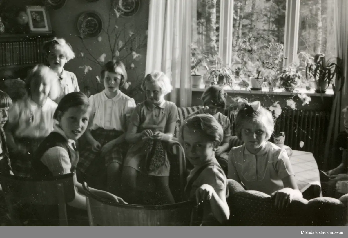 Barn sitter samlade runt ett bord då det är födelsedagskalas för Eva Pettersson (gift Kempe) som fyller 10 år, Gamlehagsvägen i Torrekulla, påskdagen 16/4 1954.
Relaterat motiv: 2023_0145.