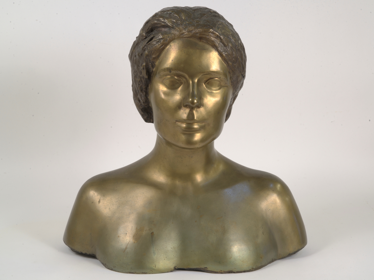 Byste av Marianne Hamsun, støpt i bronse. Avbildet fra litt under skuldrene og opp.