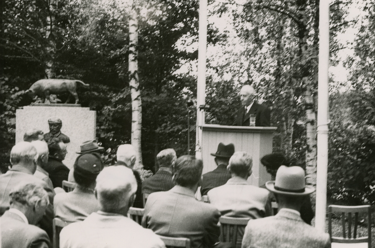 Avdukinga av Wriedt-monumentet ved Norges Landbrukshøgskule 6.9.1954.