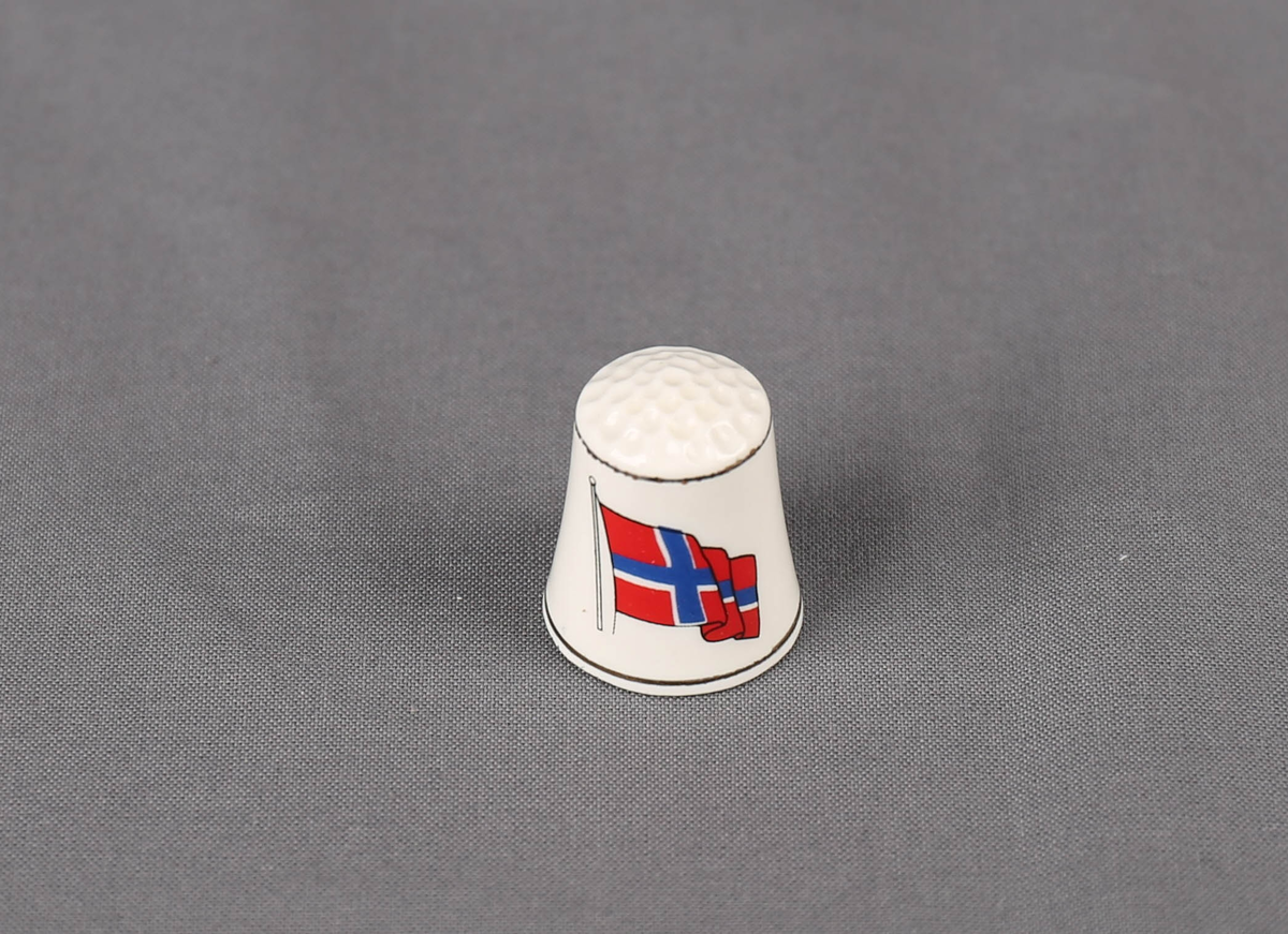 Håkonshallen på den ene siden og et norskt flagg på den andre.