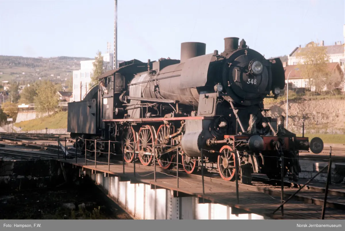 Damplokomotiv type 30b nr. 346 på svingskiven på Lillehammer stasjon