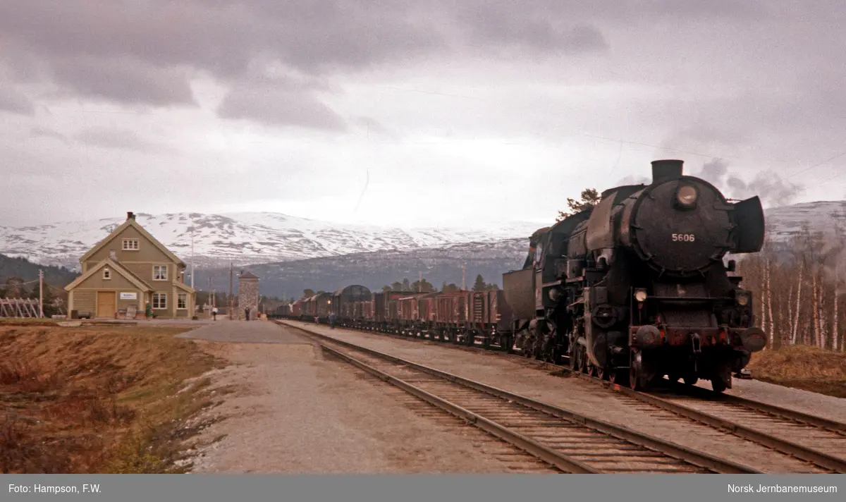 Damplokomotiv type 63a nr.5606 med godstog til Åndalsnes på Bjorli stasjon