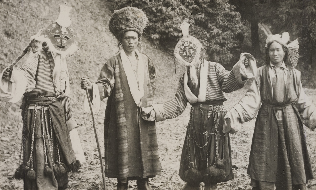 Gruppe med med mennesker med masker og tradisjonelle drakter.  Fotografi tatt i forbindelse med Elisabeth Meyers reise til India 1933.