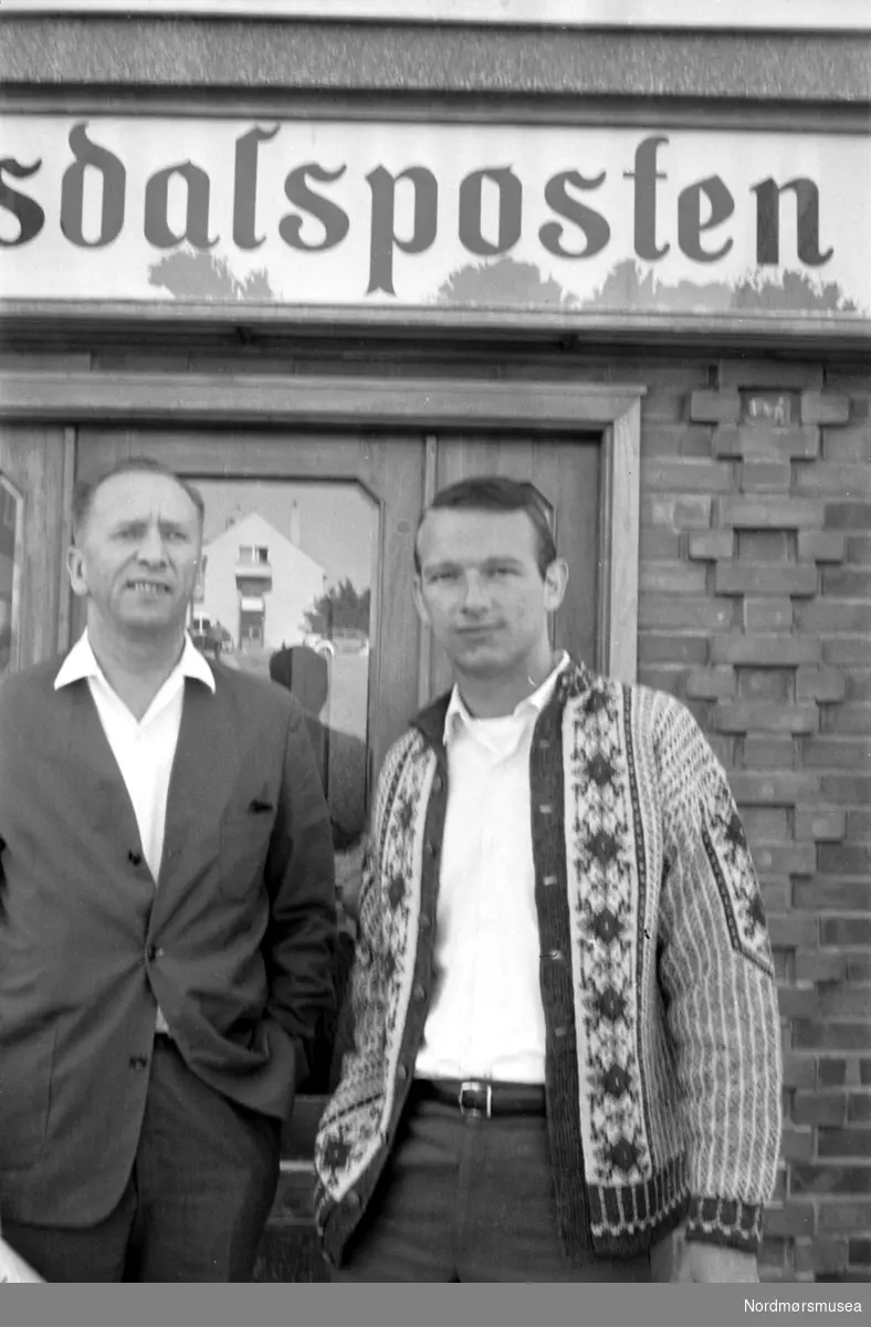 To herrer utenfor Romsdalsposten i Kristiansund. Bildet er datert til august 1966. Fra Romsdalspostens arkiv.