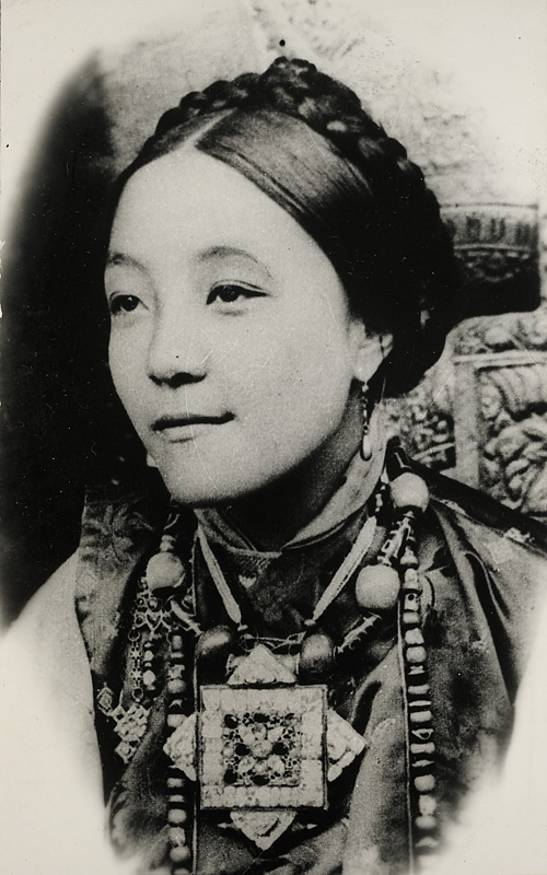 Portrett av en kvinne fra Sikkim.  Fotografi samlet inn i forbindelse med Elisabeth Meyers reise til India 1932-33.