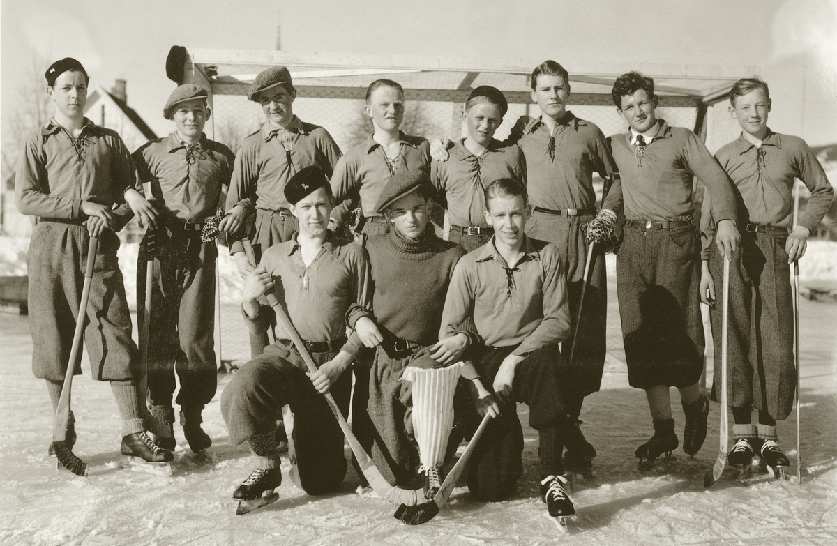 Bandyklubben fra Lillehammer i 1935 med 11 spillere som er oppstilt foran mål. Erik F. Simonsen, nr 3 i første rekke