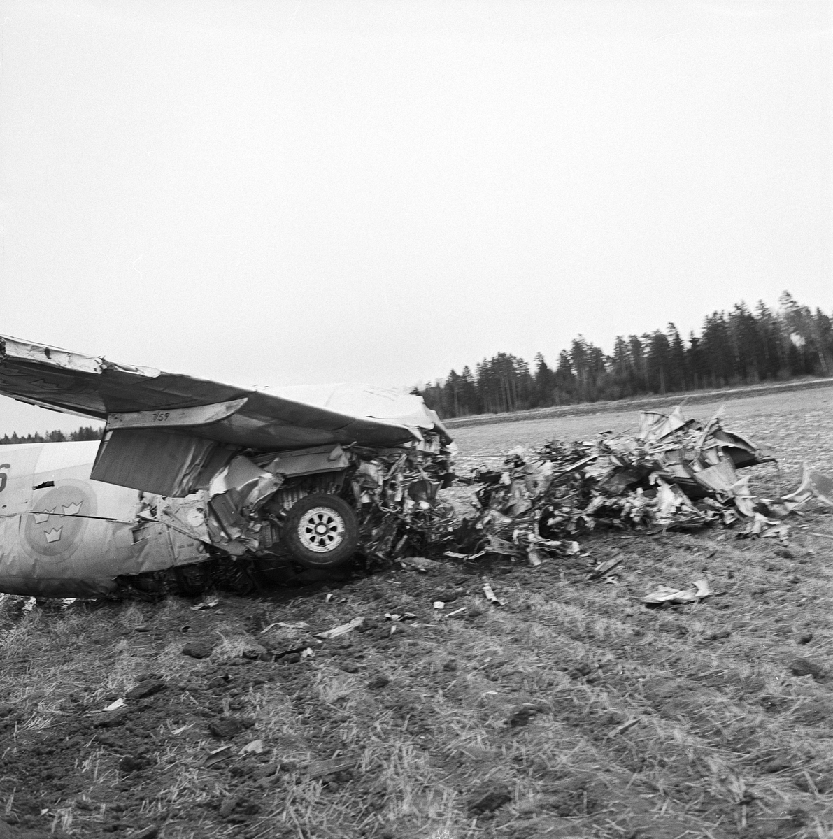 Fältflygare Martin Lang räddade sig i fallskärm när hans plan störtade i Långtibbleby, Uppland 1959