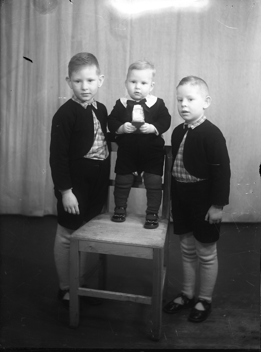 Portrett av tre unge gutter
