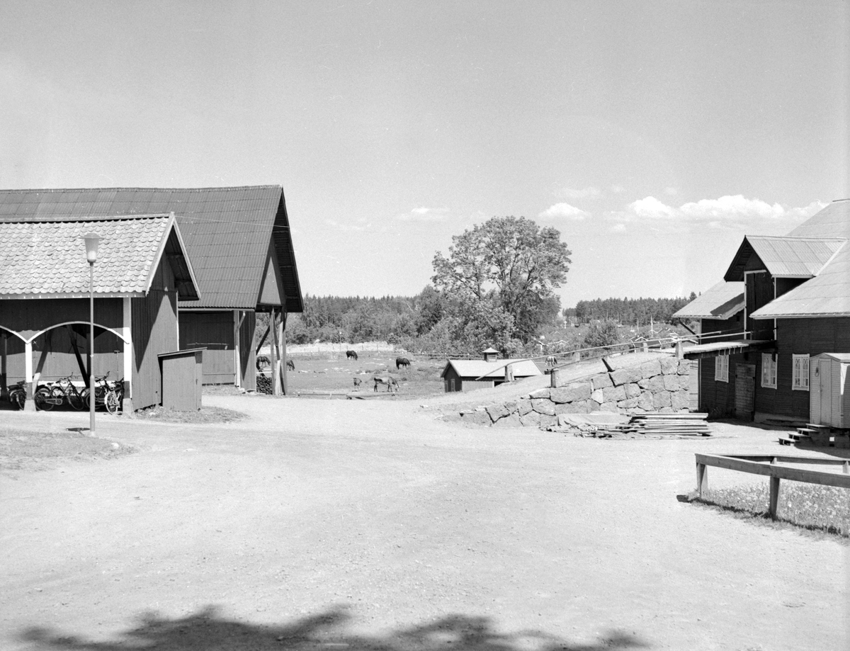Från Gamla Linköpings lantliga del Valla gård med motiv från stallbacken. Förrådsbyggnaden till vänster bortom lidret brann upplysningsvis ned 2019.
