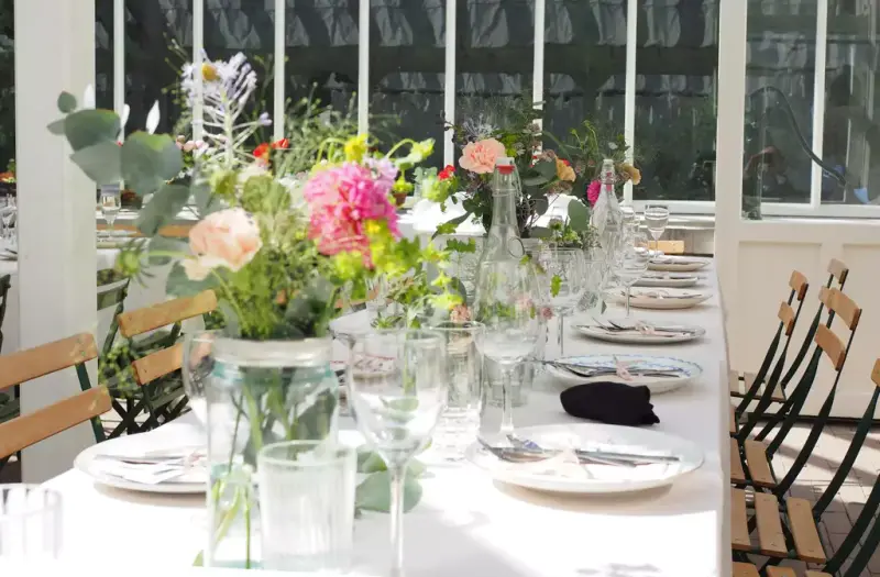 Et dekket bord på Gartneriet med blomster. 