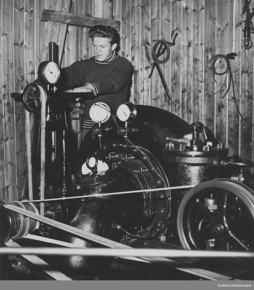 Kåre Guldbakke (f. 1940) inne i Aura kraftverk