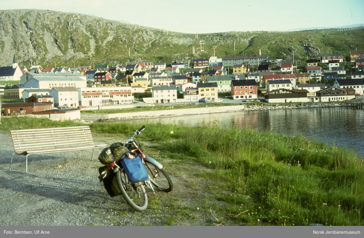 På sykkel ved Kjøllefjord i Lebesby kommune