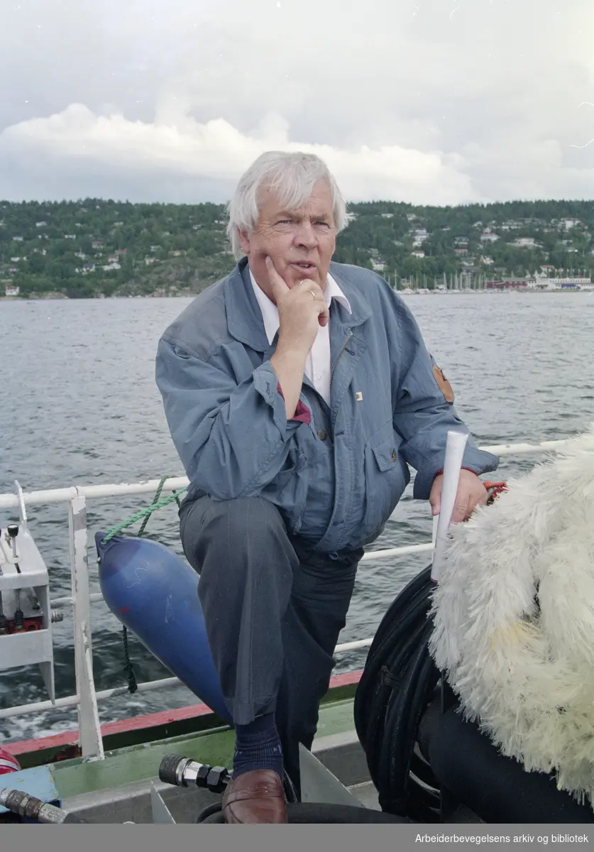 Miljøvernminister Thorbjørn Berntsen på befaring av Blücher i Drøbaksundet den 18. juli 1991.