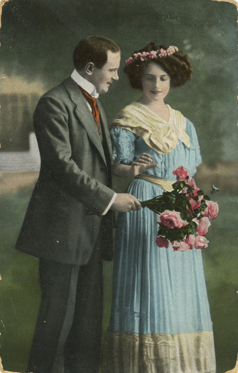 Postkort med motiv av ei kvinne og mann med rosebukett.