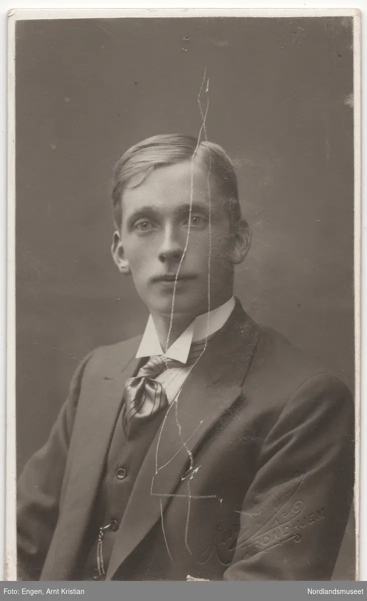 Portrett av en ung mann. Magnus Øwre, Myklebostad.