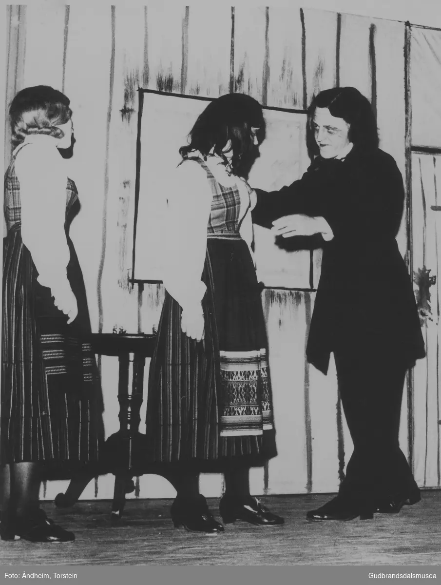 F.v.: Helen Klepp (f. 1948 g. Hole), Randi Hånsnar (f. 1949 g. Tømte) og Sevald Rudsar (f. 1938) spelar i "Fjelleventyret"