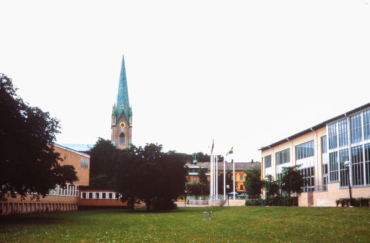 Vy från Tages hörna mellan Konsert och kongress och Östergötlands museum. Man ser Linköpings domkyrka rakt fram i bild. Byggnaden för Linköpings Konsert och kongress stod klar år 1987. 
Bilder från staden Linköping digitaliserade från diapositiv. Bilderna är från 1970-1990-talet.
